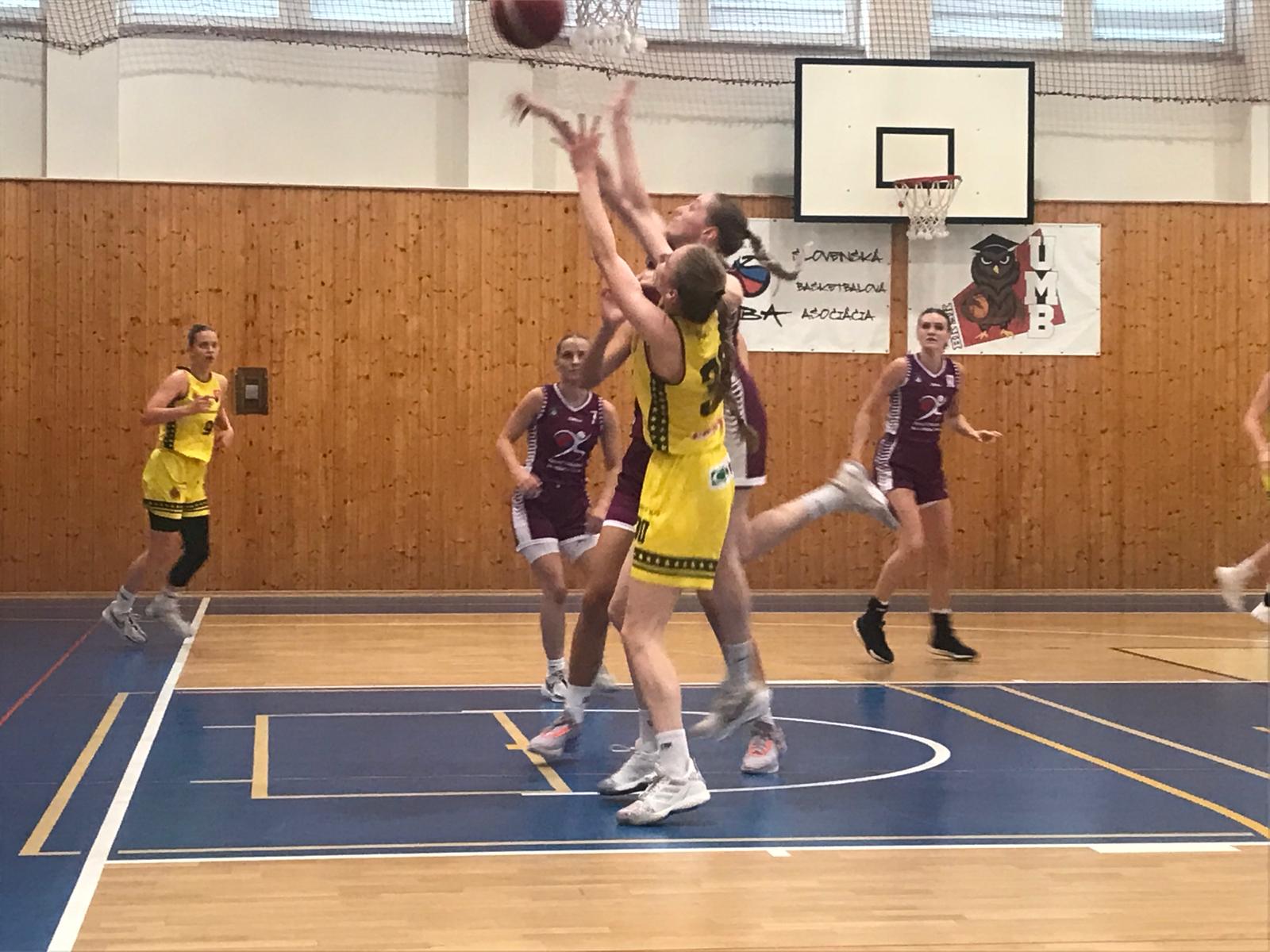 You are currently viewing MLADÉ ŽENY U23: Víťazstvo na úvod po šialenej štatistike – vyššia úspešnosť v trojkách ako v šestkách! 
