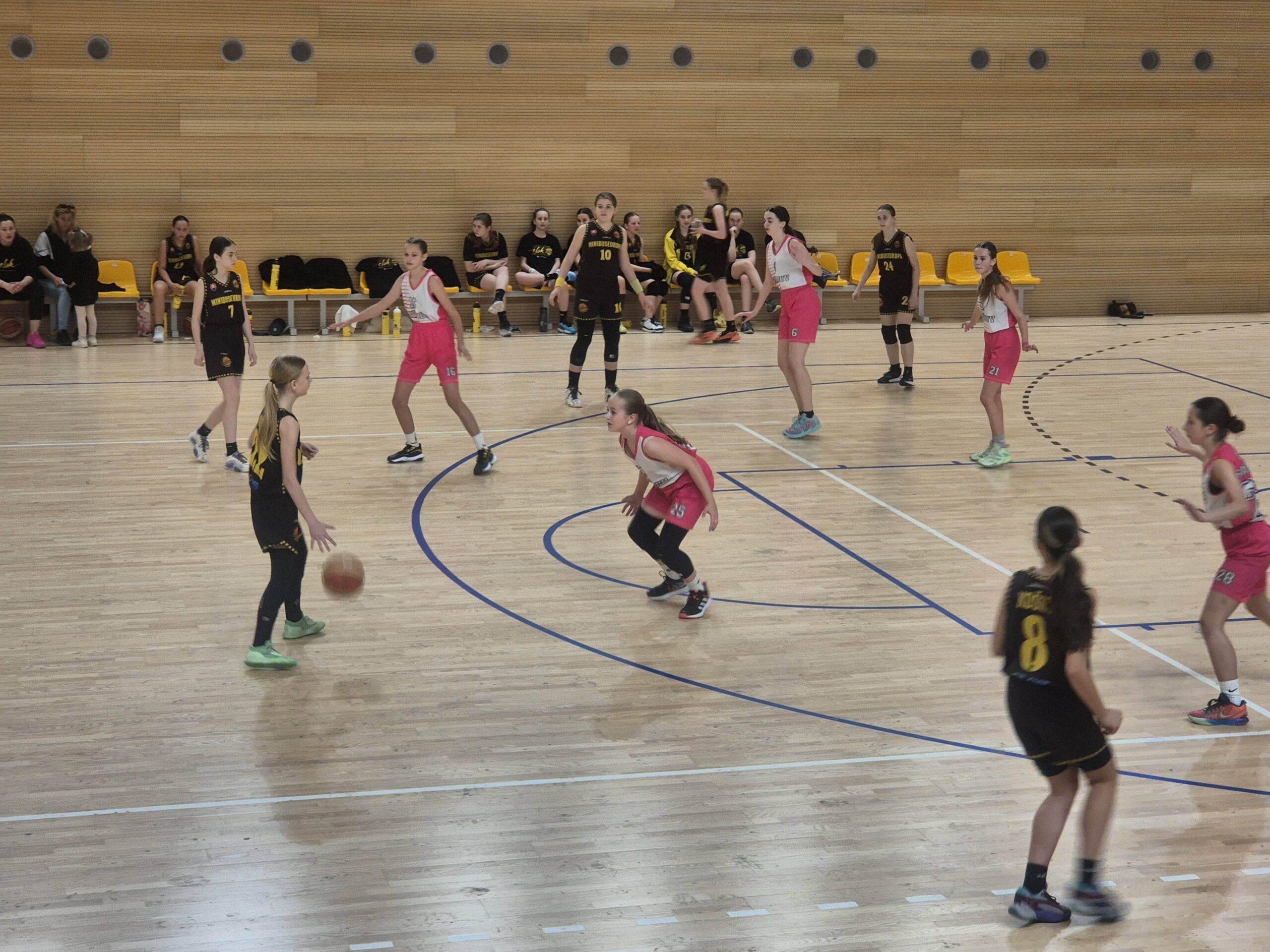 You are currently viewing MLADŠIE ŽIAČKY U13: Cenné víťazstvá v Bardejove
